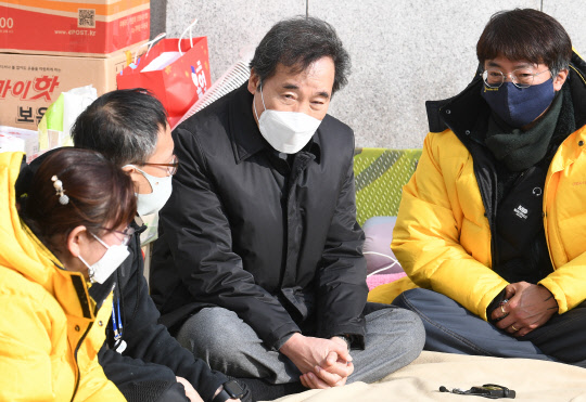 이낙연 민주당 대표가 6일 국회 본청 앞에서 '사회적참사 진상규명 특별법 개정안' 처리를 촉구하며 농성 중인 세월호 유가족들을 찾아 의견을 듣고 있다. 연합뉴스